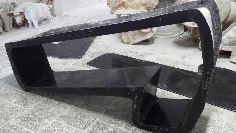 Große 3D-Zahlen 1 Czarno-brązowy stojak w warsztacie z figurami zwierząt na tle.