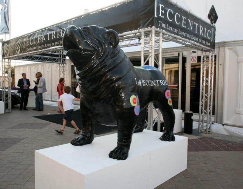 Große Bulldoggenfigur 4 Czarna rzeźba psa na białym postumencie przed wejściem na wydarzenie "Eccentric".