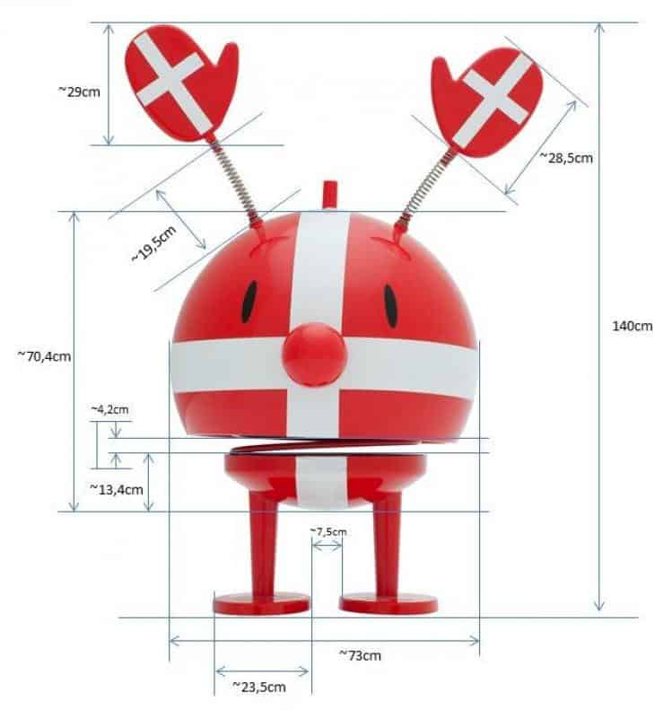 Werbefigur Hoptimist 3 Czerwony model figurki z białymi pasami i wymiarami, inspirowany flagą Danii, z dwiema antenami zakończonymi owalnymi flagami.