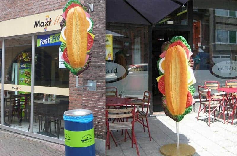 Sandwich 5 Przykładowy hot dog na znaku przed wejściem do restauracji.