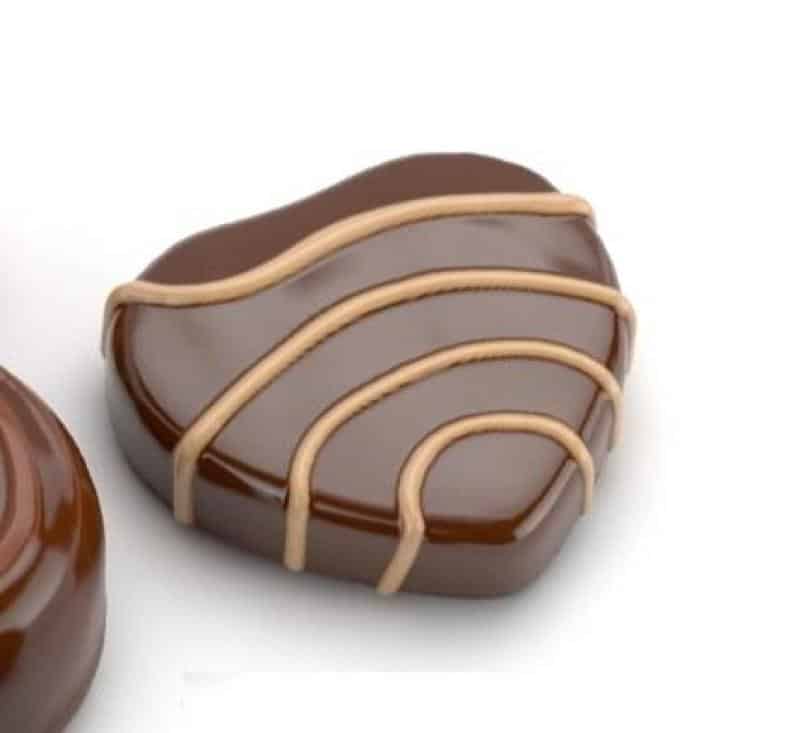 Pralinen 2 Czekoladka w kształcie serca z jasnymi paskami.