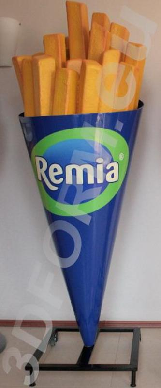 Werbepommes REMIA 2 Duży stożkowy pojemnik z frytkami i logo Remia.