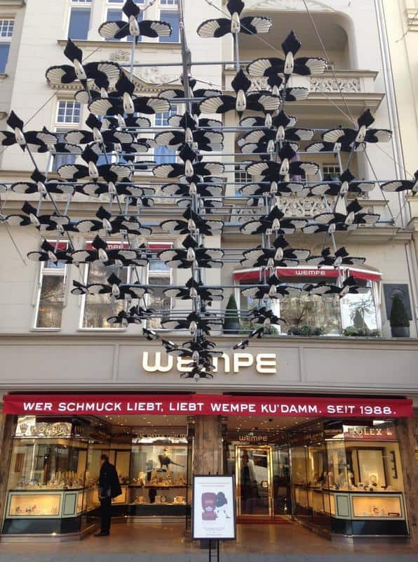 Schwarm von Elstern in Berlin 4 Sklep Wempe z dekoracją z czarnych ptaków nad wejściem.