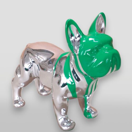 Mały stojący pies  bulldog, chrom oblany farbą