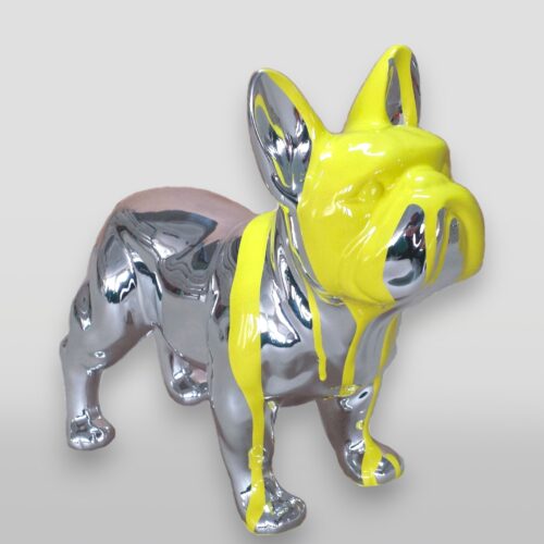 Mały stojący pies  bulldog, chrom oblany farbą