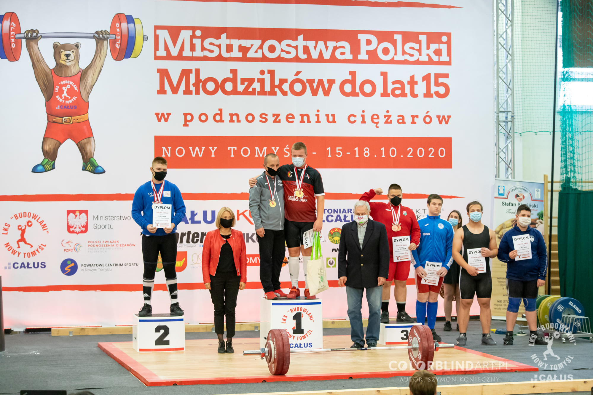 Großer Bär - Gewichtheben-Meisterschaften 2 Mistrzostwa Polski Młodzików do lat 15 w podnoszeniu ciężarów, Nowy Tomyśl 15-18.10.2020, trzech młodych sportowców na podium z medalami i dyplomami.