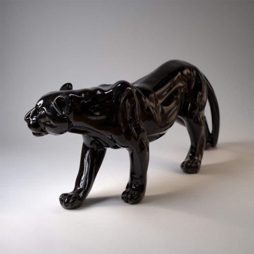 Stehender Panther in natürlichen Dimensionen
