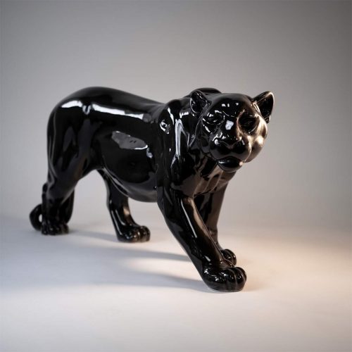 Stehender Panther in natürlichen Dimensionen