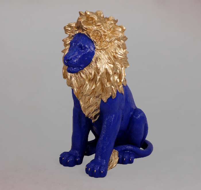 Lew siedzący - złota grzywa, malowany