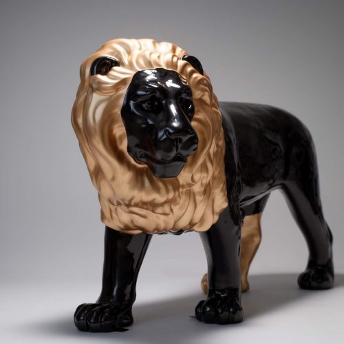 Löwe mit goldener Mähne