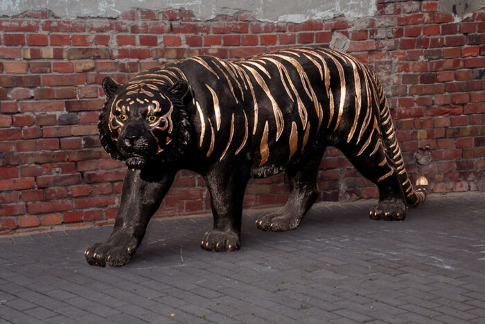 Czarny tygrys stojący - złoty trash