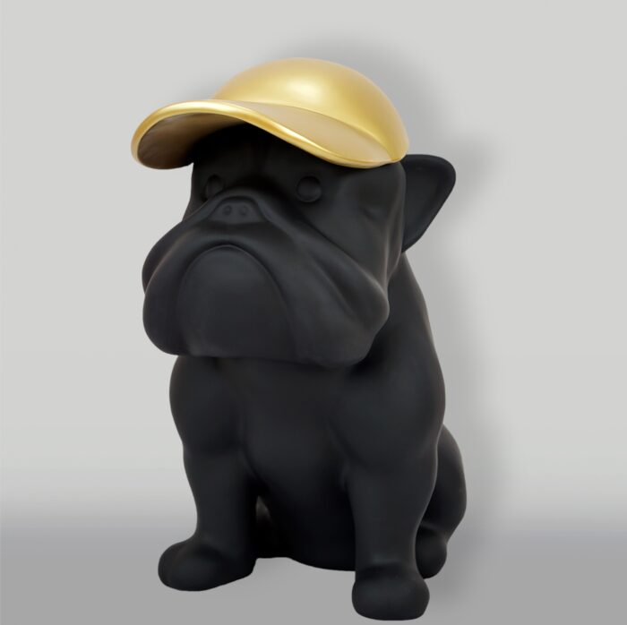 pies Bulldog z czapką - malowany mat