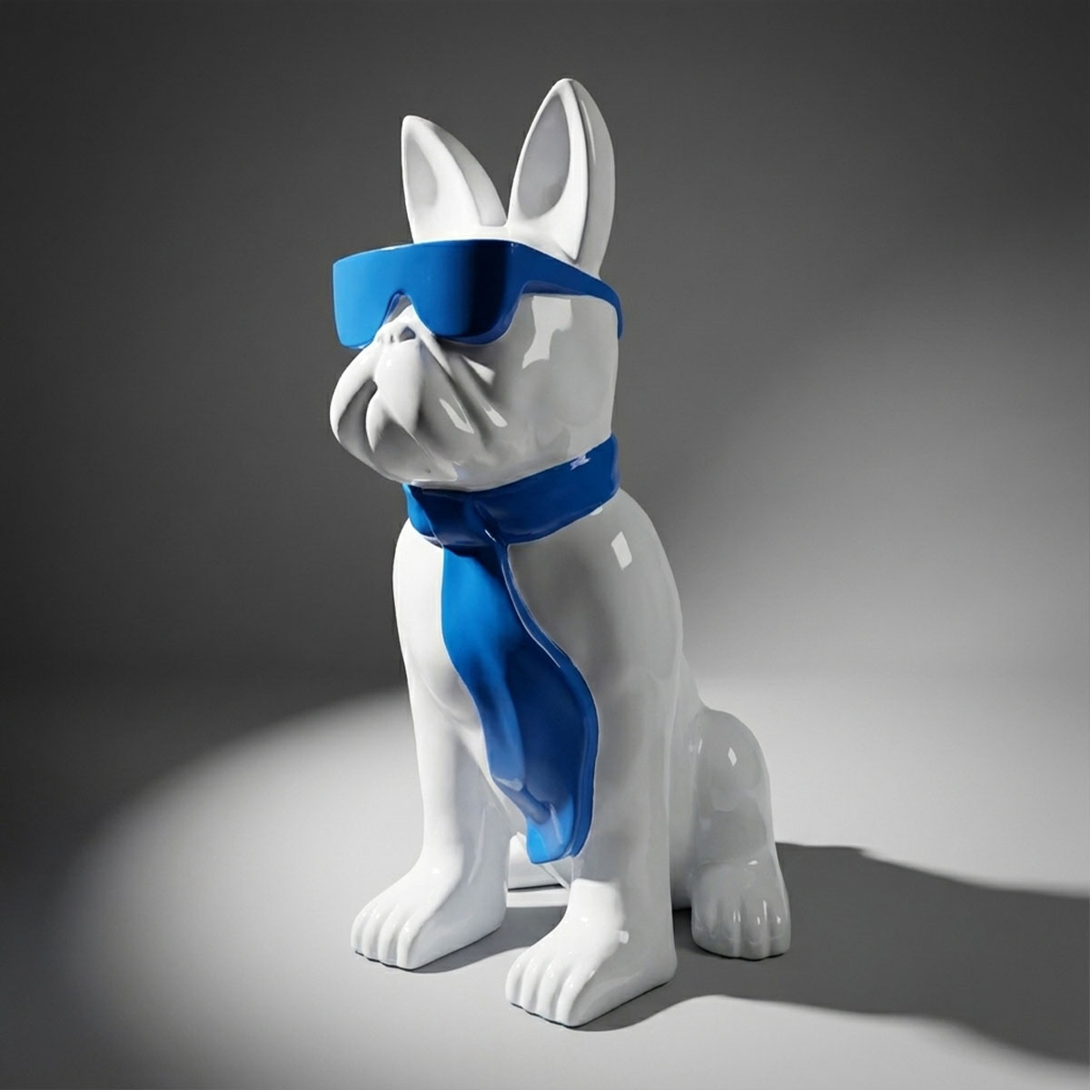 Mittlere Figur eines Bulldogs mit Krawatte und Brille - Blue Sky