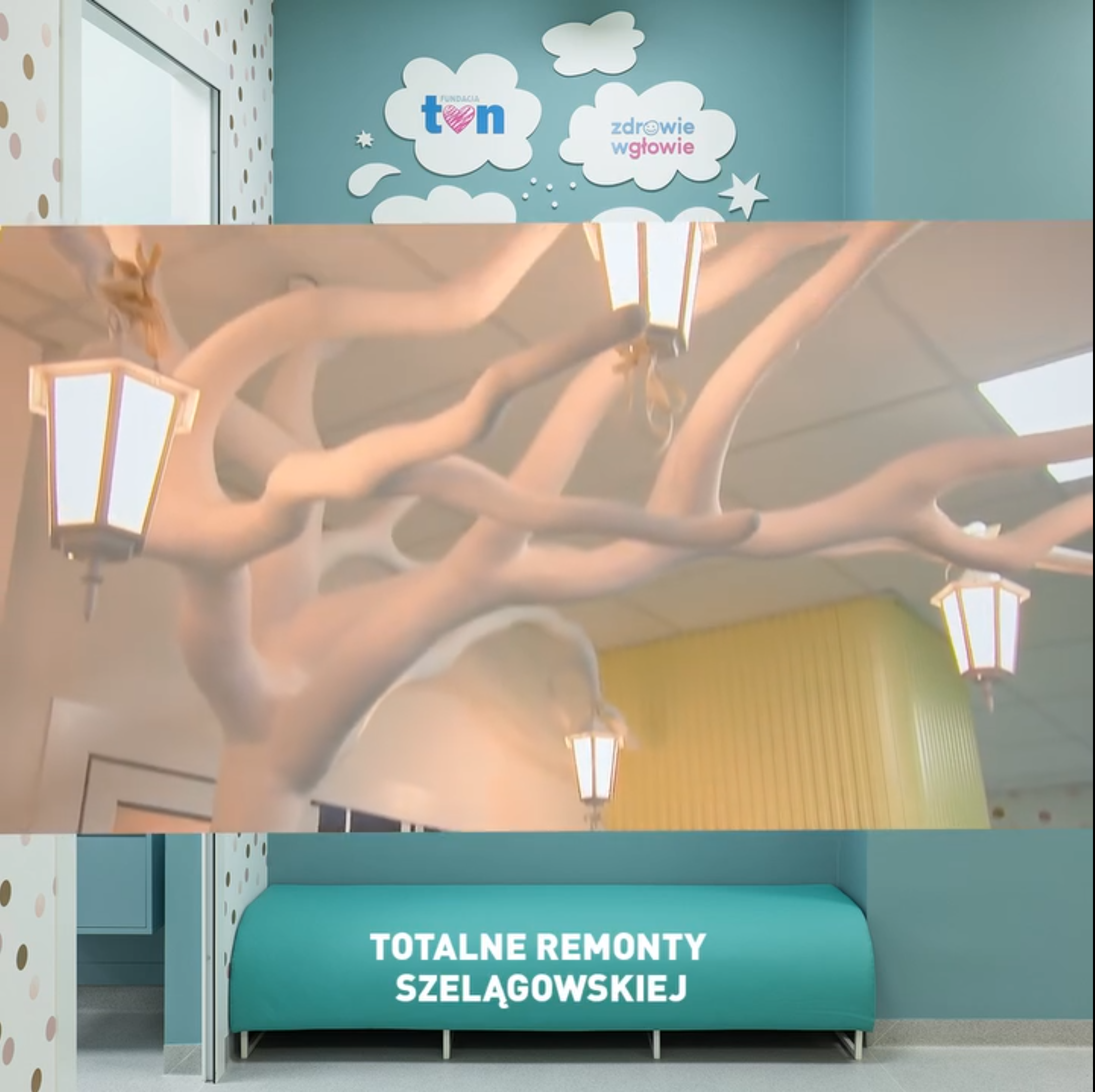 Baum mit hängenden Lampen für das Institut für das Zentrum der Gesundheit der polnischen Mutter. 3 Korytarz szpitalny z dekoracjami przypominającymi gałęzie drzew z lampionami, logo "Fundacja TVN Zdrowie" na ścianie i napis "Totalne Remonty Szelągowskiej" na łóżku.