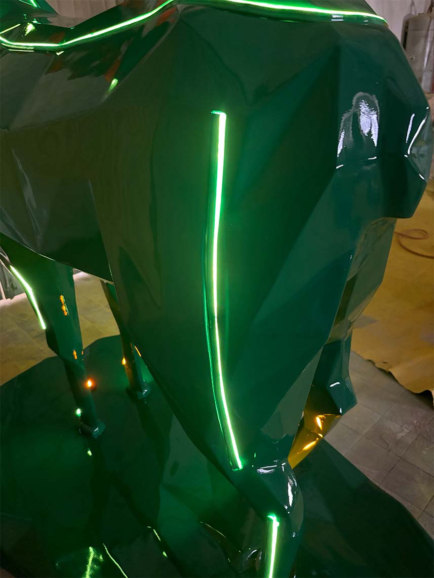 Jägermeister-Hirsche mit LED-Beleuchtung 10 Zielona polerowana rzeźba z neonowymi zielonymi światłami.