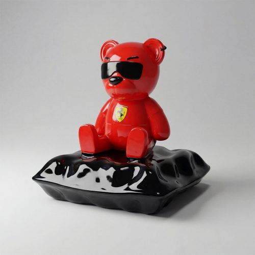 Figur Bär aus Fiberglas rot mit schwarzen Sonnenbrillen-Details und Ferrari-Logo, glänzend-künstlerische Skulptur für Werbung oder Dekor