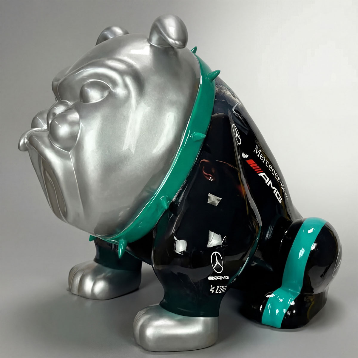 Skulptur Bulldogge aus Fiberglas in silber und glänzendem Schwarz mit türkis Akzenten, dezentes AMG/Mercedes Branding, werbedekor