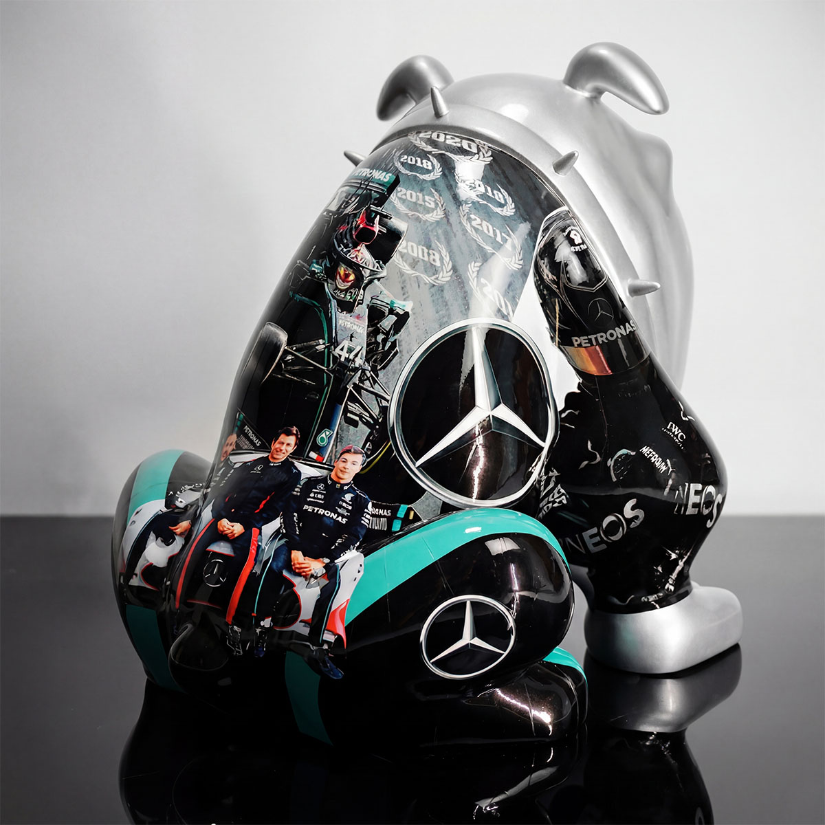 Figur Hund aus Laminat/Fiberglas mit Mercedes-Design, schwarz-silber-türkis, künstlerisch gebrandete Werbeskulptur für Event/Showroom