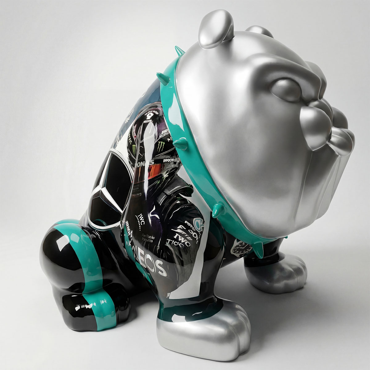 Figur Bulldogge aus Fiberglas, silberner Kopf, schwarzer glänzender Körper mit türkisnen Akzenten, moderner werblicher Stil