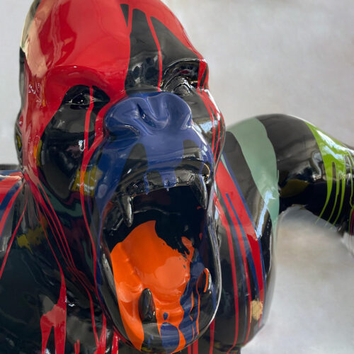 Großer Gorilla mit Fass auf der Schulter - OK