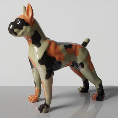 Figur Hund aus Fiberglas in glänzender camouflage-Optik, künstlerische Skulptur in Oliv, Orange und Schwarz