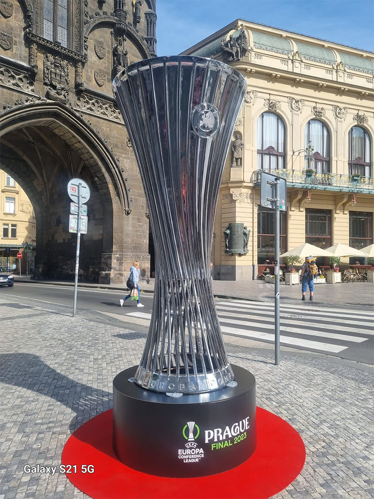 Skulptur des UEFA Europa Conference League 2023 Pokals in Prag 7 5d744bfc 6e26 44e9 9a6c d6750a1896e1