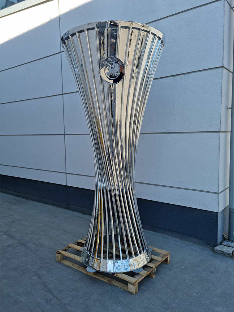 Skulptur des UEFA Europa Conference League 2023 Pokals in Prag 2 WhatsApp Image 2022 05 18 at 07.47.34 1