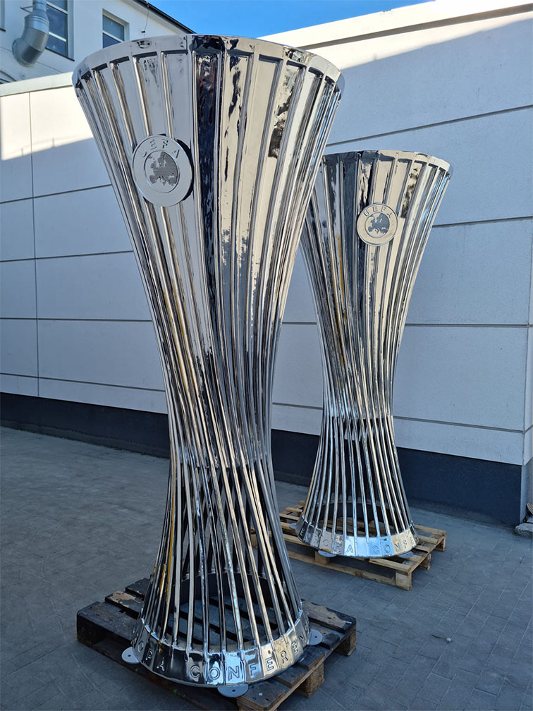 Skulptur des UEFA Europa Conference League 2023 Pokals in Prag 3 WhatsApp Image 2022 05 18 at 07.47.45 3