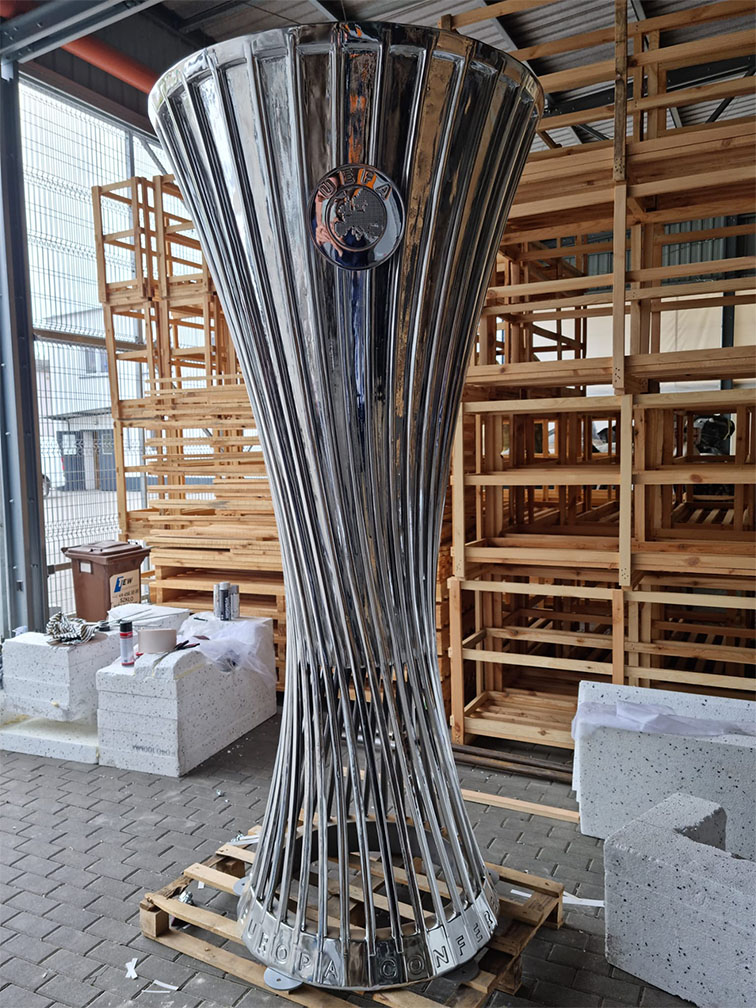 Skulptur des UEFA Europa Conference League 2023 Pokals in Prag 4 WhatsApp Image 2022 05 18 at 07.48.21
