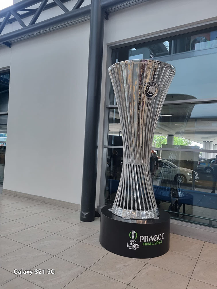 Skulptur des UEFA Europa Conference League 2023 Pokals in Prag 9 e04f17e9 f748 4008 83b9 c288491f5dae