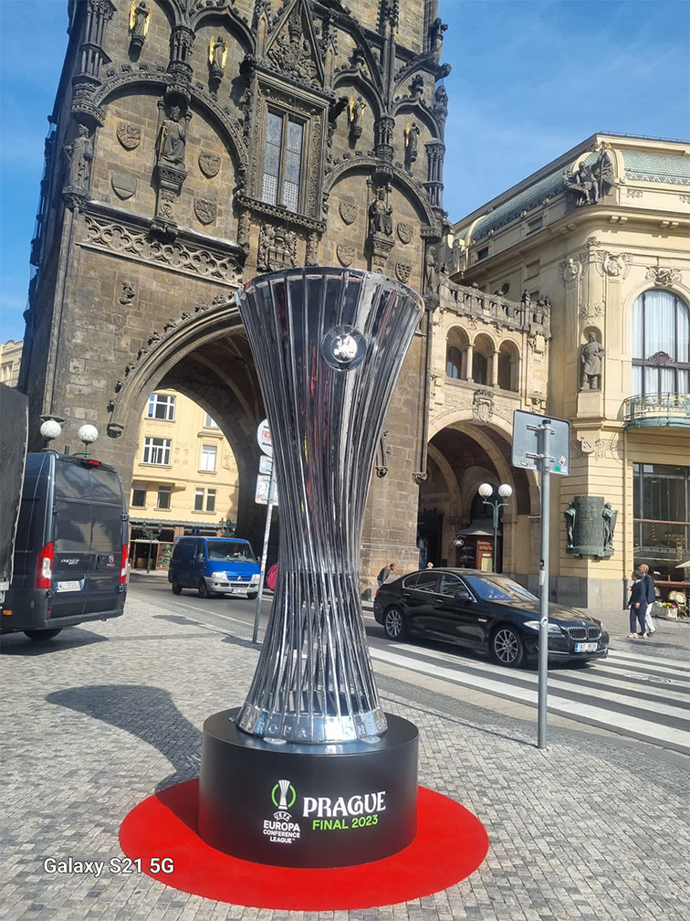 Skulptur des UEFA Europa Conference League 2023 Pokals in Prag 10 f3d34deb ba6e 4774 9020 ca54c9d673c1