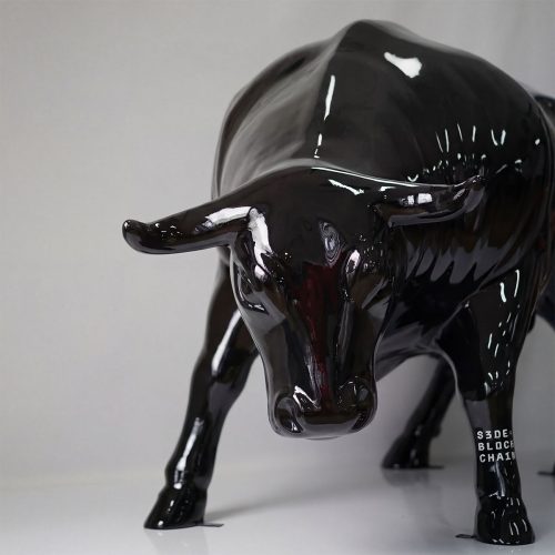 Figur Stier aus Fiberglas, glänzend schwarze, realistische Skulptur im Dekorations- oder Werbe-Stil, mächtig vor neutralem Hintergrund