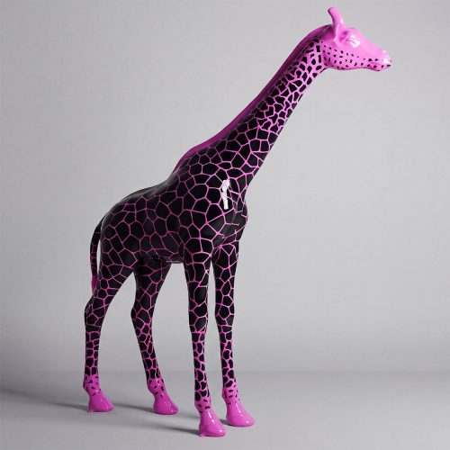 Figur Giraffe aus Fiberglas in glänzendem schwarz mit pinken, geometrischen Flecken und modernem, künstlerischem Stil für Deko oder Werbung