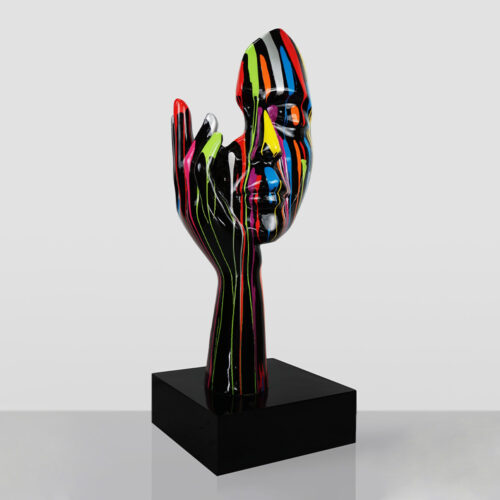 Große Maske mit Hand auf Sockel - Schwarzes Trash