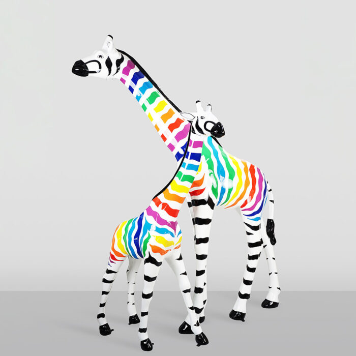 Große Figur – Giraffe in natürlicher Größe mit bunten Zebraprint-Streifen – Bild 2