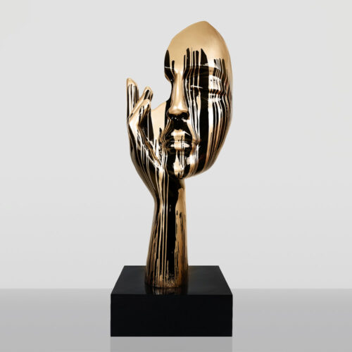 Große Maske mit Hand auf Basis – Goldener Trash