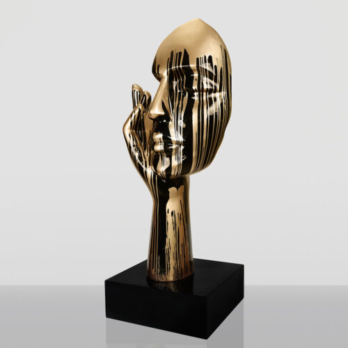 Große Maske mit Hand auf Basis – Goldener Trash