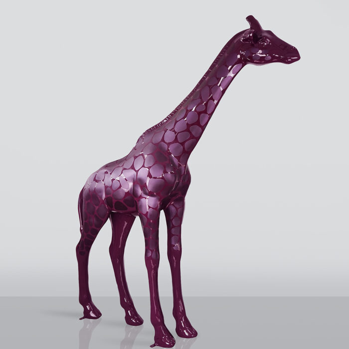 Große Giraffenfigur in Lebensgröße – Violette Flecken