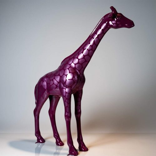 Große Giraffenfigur in Lebensgröße – Violette Flecken