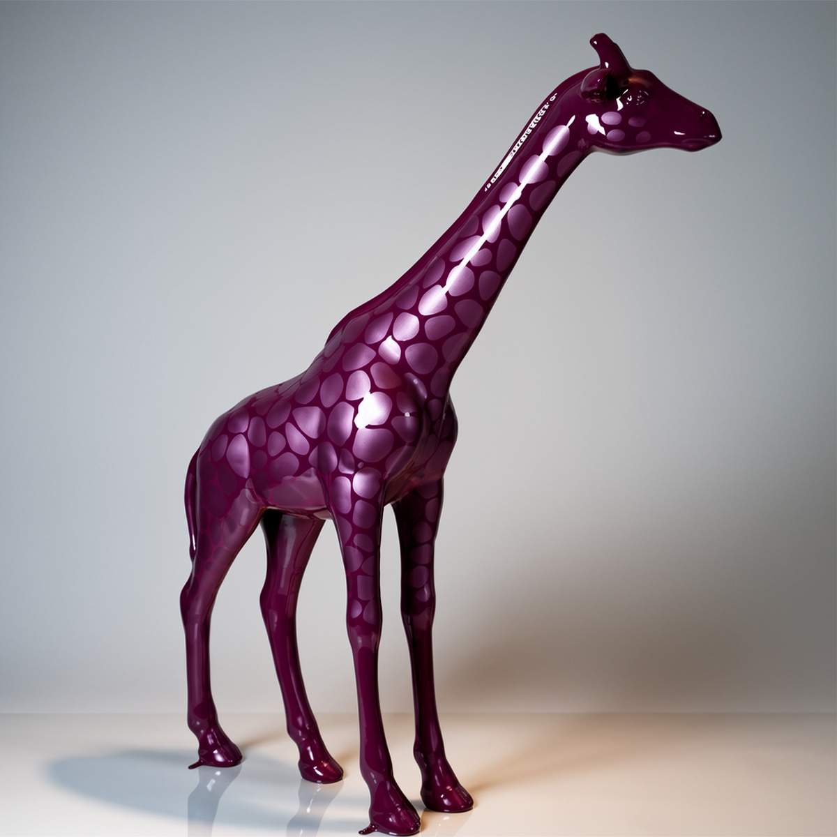 Große Giraffenfigur in Lebensgröße – Violette Flecken