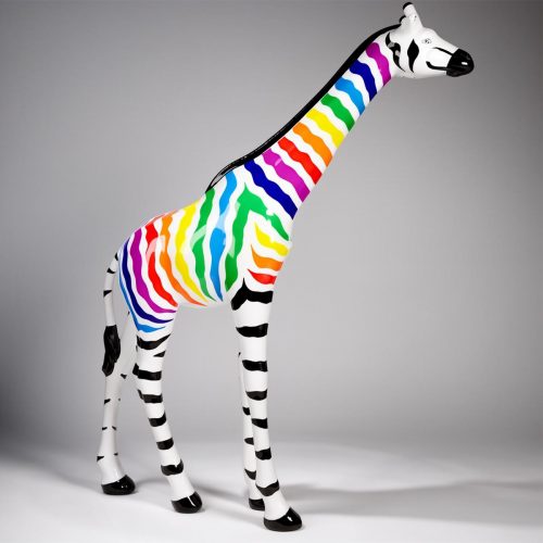 Große Figur – Giraffe in natürlicher Größe mit bunten Zebraprint-Streifen