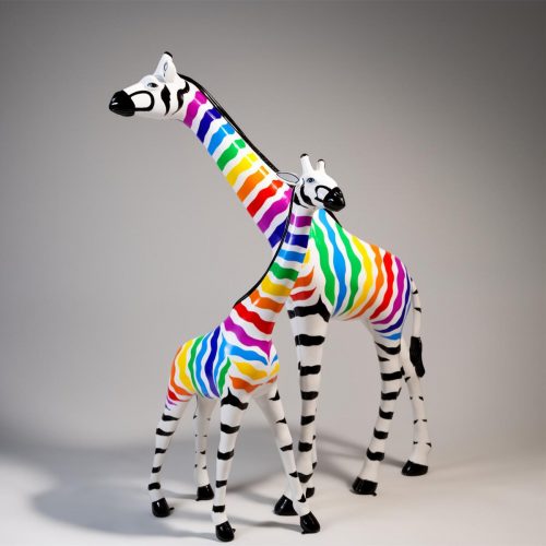 Große Figur – Giraffe in natürlicher Größe mit bunten Zebraprint-Streifen