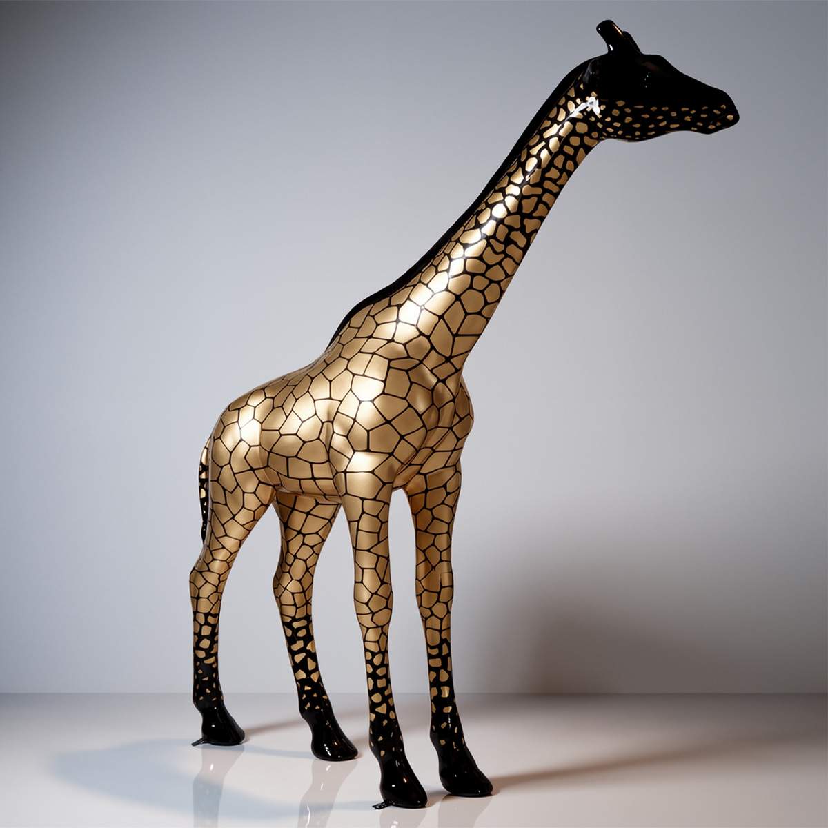 Große lebensgroße Giraffenfigur - Schwarz mit goldenen Flecken