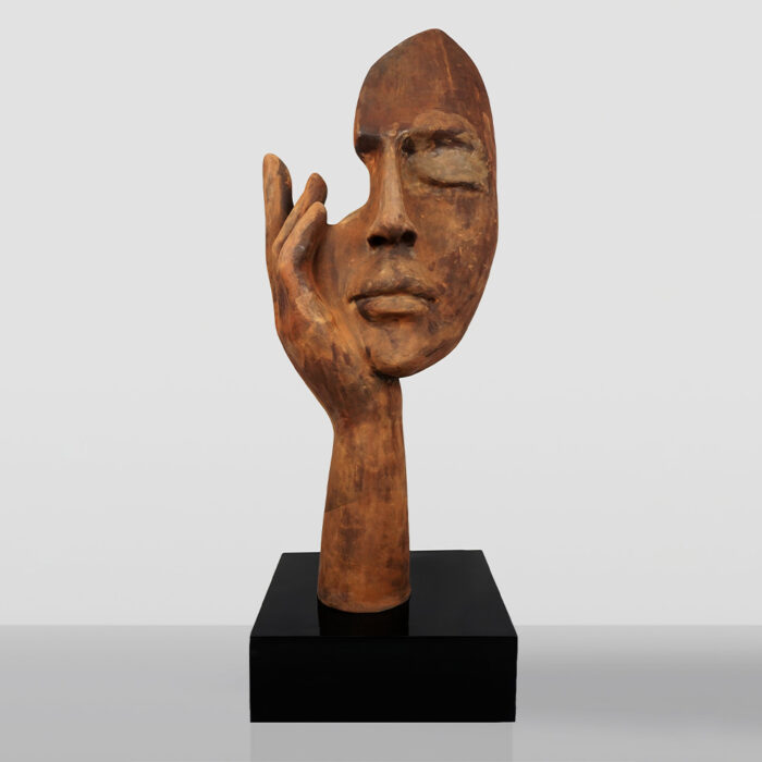 Große Maske mit Hand auf Sockel – Rosteffekt