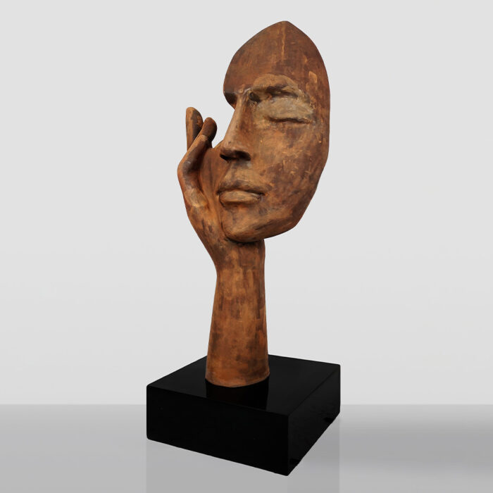 Große Maske mit Hand auf Sockel – Rosteffekt – Bild 2