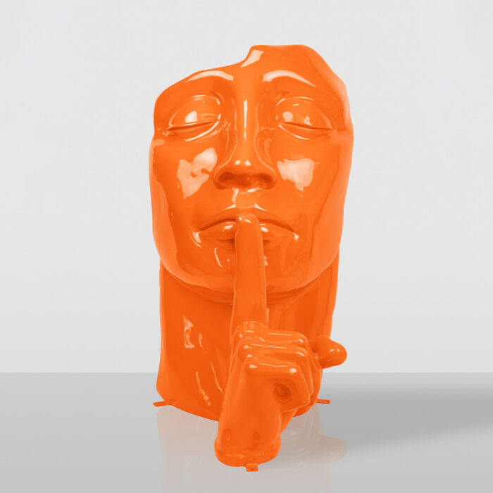 Orangefarbene Maske „Finger auf den Lippen”