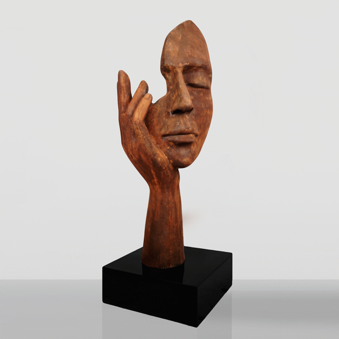 Große Maske mit Hand auf Sockel – Rosteffekt – Bild 2