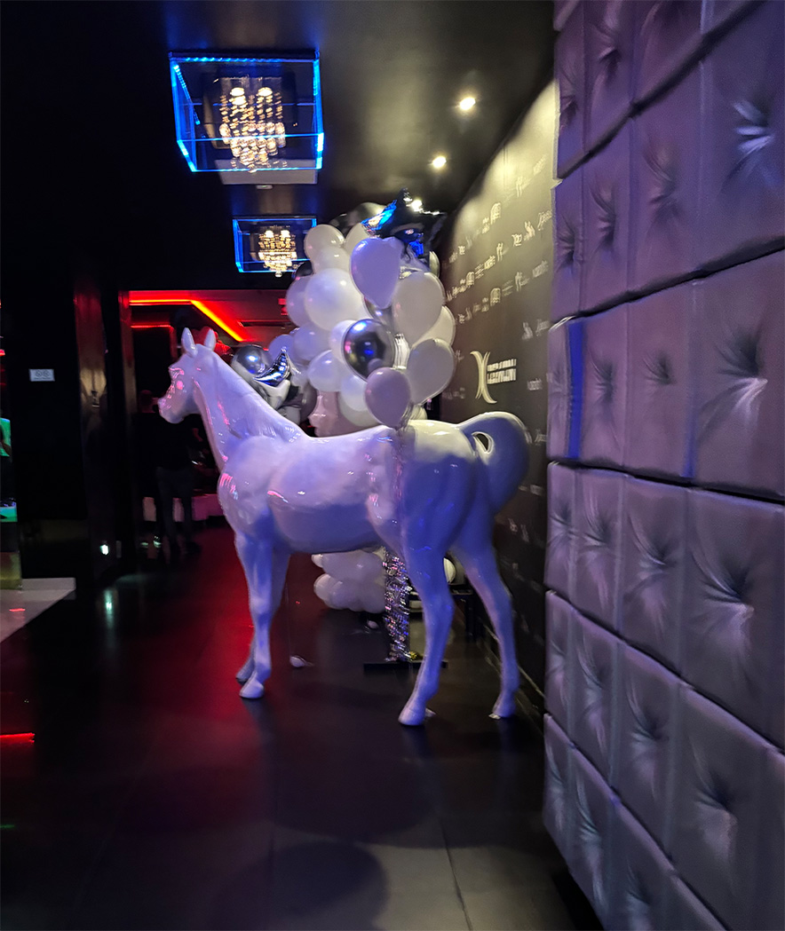 Event-Pferd – Skulptur für die White Party im Club X-Demon 2