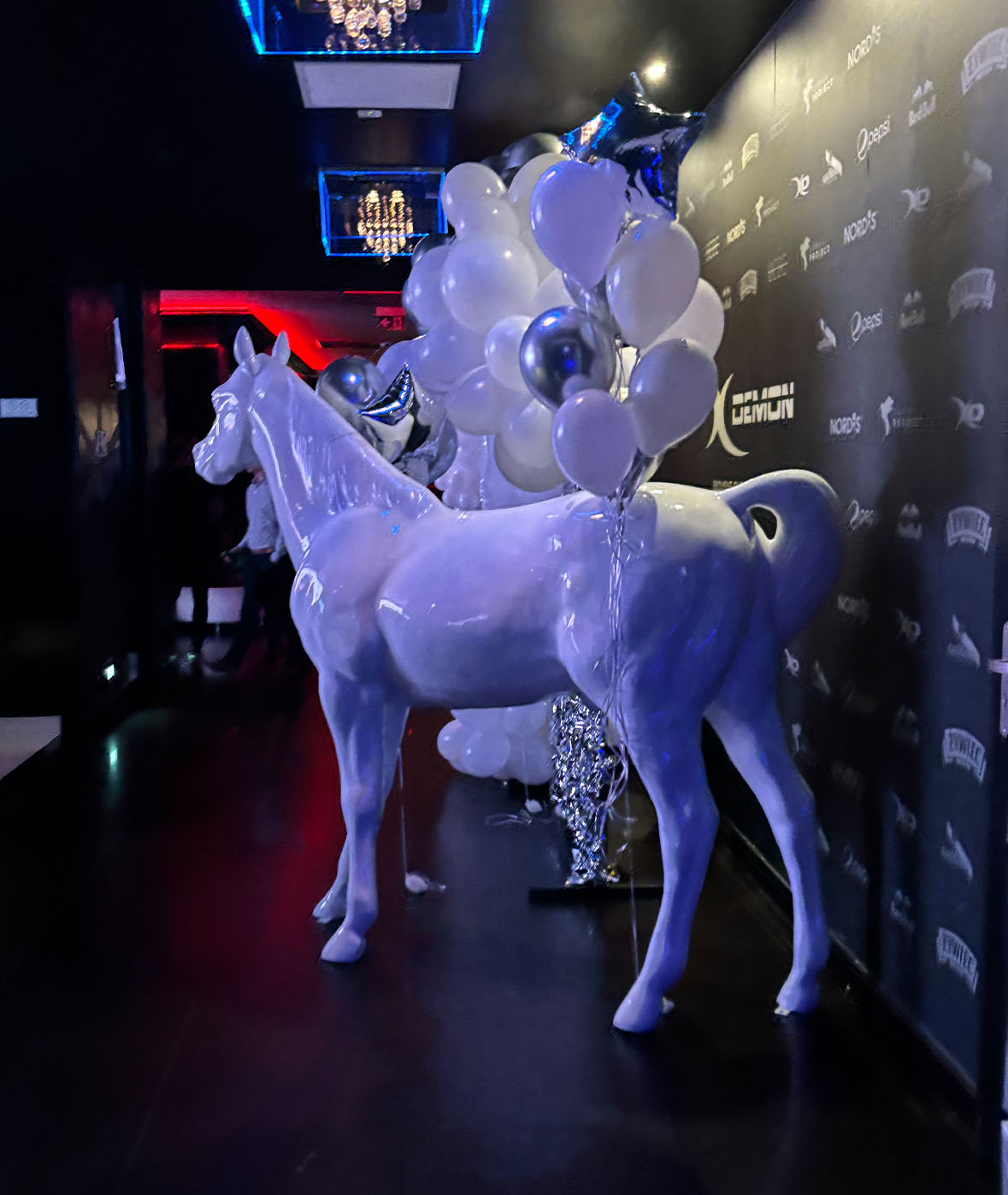 Event-Pferd – Skulptur für die White Party im Club X-Demon 3