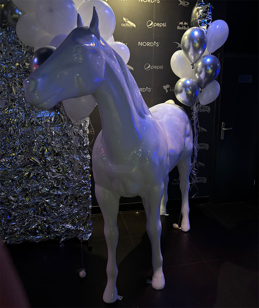 Event-Pferd – Skulptur für die White Party im Club X-Demon 4
